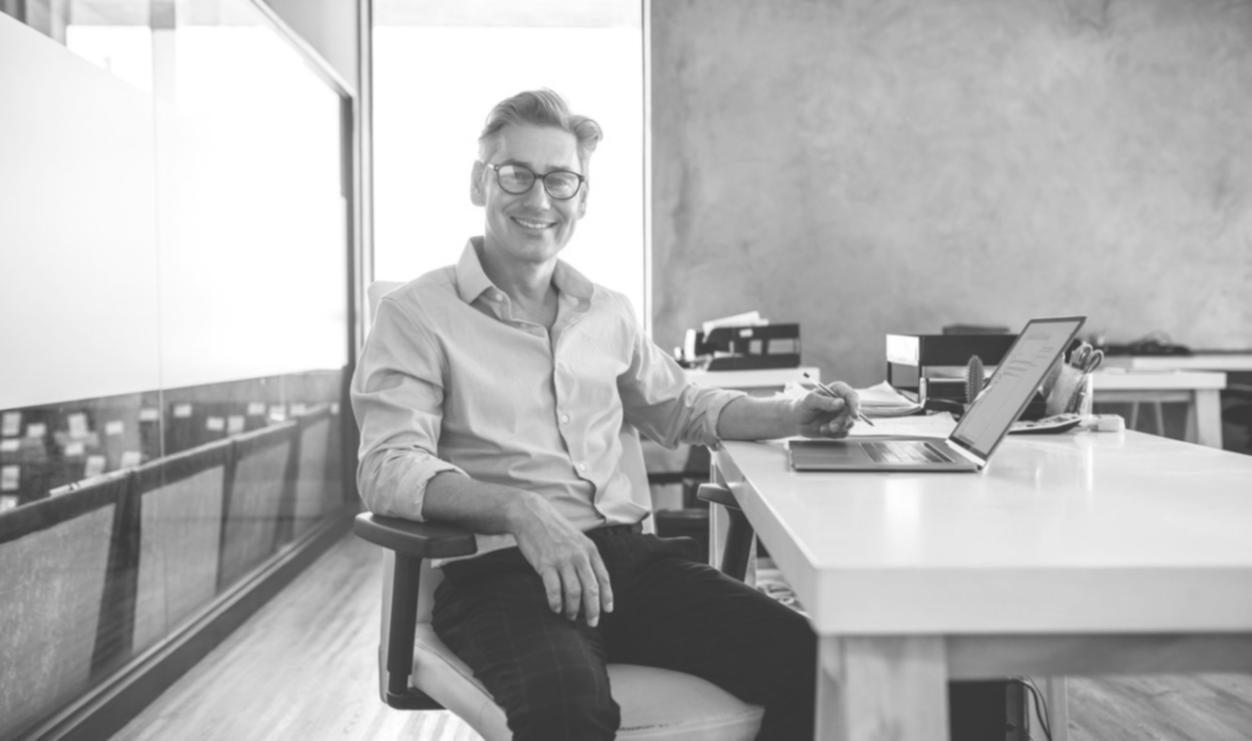 Робочий простір з професійним обладнанням для відеомонтажу